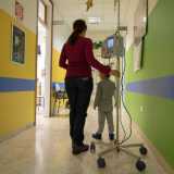 Nel corridoio incontriamo Gianmarco, di soli tre anni, che passeggia per il corridoio attaccato a una flebo e assieme alla mamma, la 45enne Anna. Sul suo volto si legge tutta la stanchezza per la notte passata in corsia. �Siamo in attesa dei risultati delle analisi - ci confessa la madre -. Per fortuna che nella sala giochi ci siamo un po' distratti leggendo alcuni fumetti�